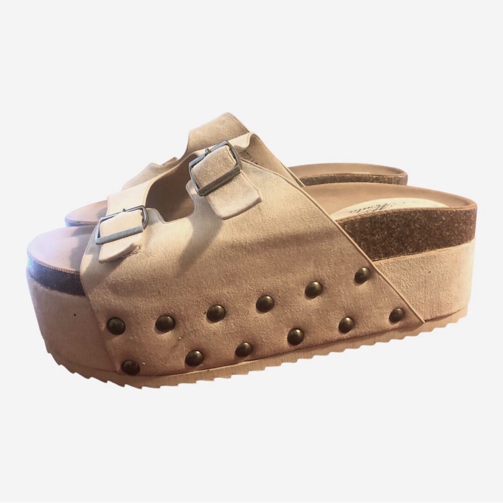 New in Box Mata Carillo Platform  Sandals Size 7 Nude